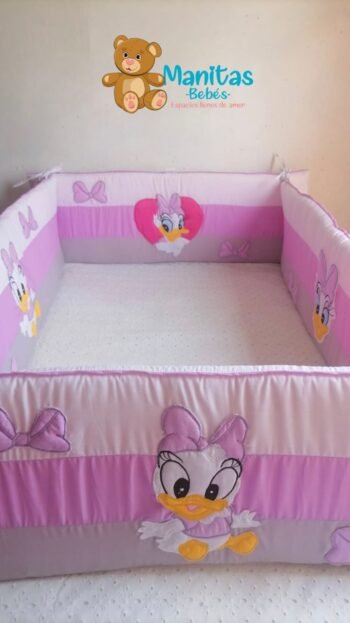 WhatsApp-Image-2025-10-25-at-8.06.59-PM.jpeg Protectores De Cuna Planos Tres Franjas - Pata Daisy