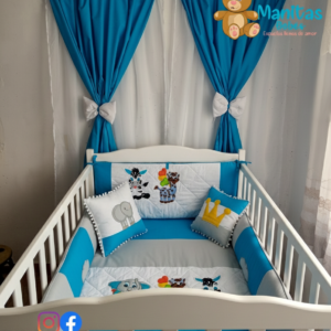 Cortina azul Unicolor Con Ojales