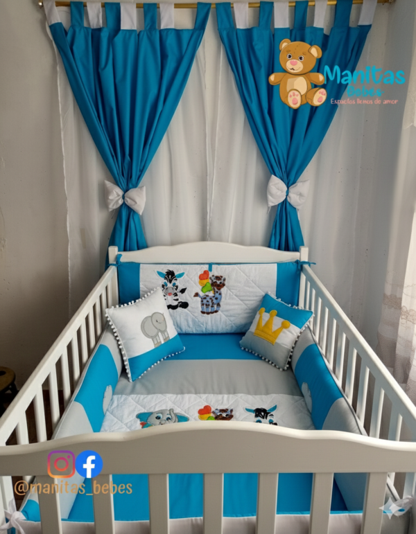 Cortina azul Unicolor Con Ojales